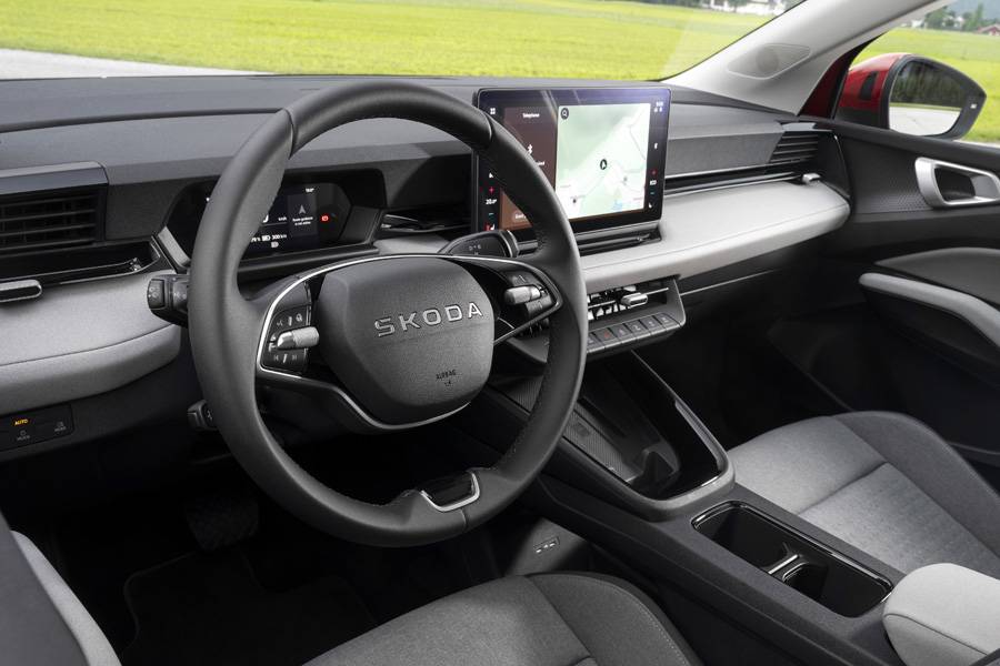 Im B-Modus ermöglicht der Wagen vollständiges One-Pedal-Driving bis zum Stillstand. Die Stärke der Verzögerung lässt sich im Infotainment oder über zwei kleine Tasten hinter dem Lenkrad anpassen. Klassische Schaltwippen gibt es nicht.