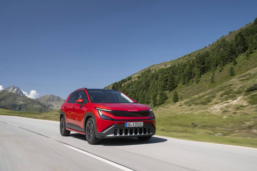 La version haut de gamme développe 155 kW, soit 211 ch, et transmet 290 Nm aux roues avant. Les accélérations sont vigoureuses mais maîtrisables. À 160 km/h, l’électronique met fin aux ambitions.