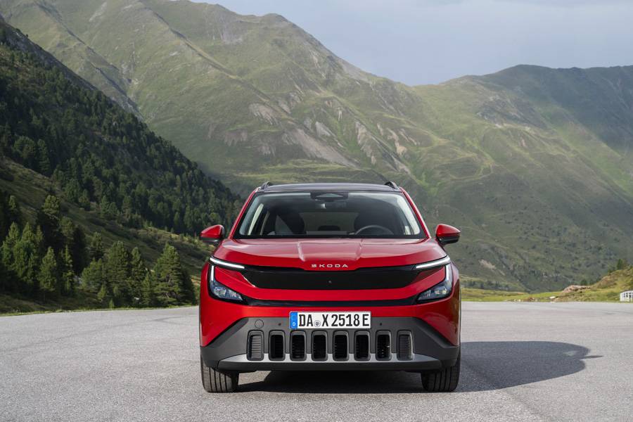 Premier modèle Skoda de série à l’adopter intégralement, le nouveau venu inaugure le langage stylistique «Modern Solid». La face avant noir brillant «Tech-Deck Face», les feux en T et les ouvertures verticales du bouclier en sont les principaux marqueurs.