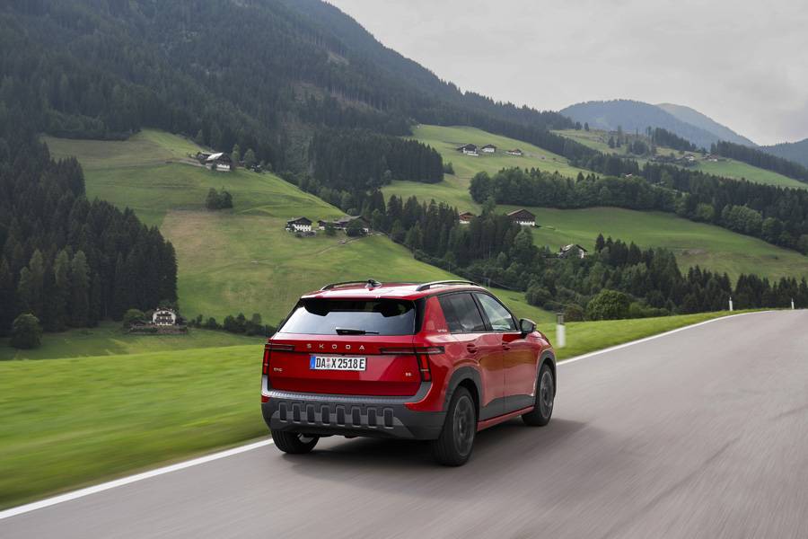 Sur les routes sinueuses du Tyrol, le compact électrique se place avec facilité et précision. La suspension préserve le confort tout en maintenant proprement la trajectoire lorsque le rythme augmente.