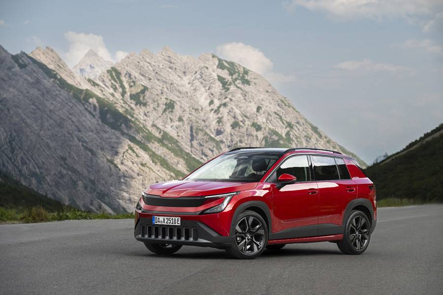 Notre voiture d’essai associait la teinte Jasper Red aux roues de 19 pouces «Lark». Surfaces épurées, passages de roue marqués et éléments noirs composent une silhouette robuste, sans caricature.