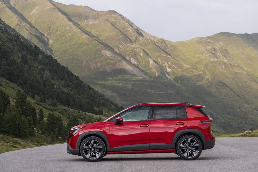 Le crossover compact mesure 4,17 mètres de long, 1,80 mètre de large et 1,58 mètre de haut. Une ligne d’épaule élevée, des passages de roue prononcés et des barres de toit caractérisent son profil.