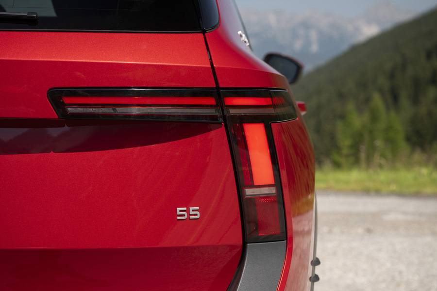 Le nombre «55» désigne la grande batterie de 55 kWh bruts. Elle est associée à la motorisation la plus puissante, forte de 155 kW et d’un couple maximal de 290 Nm.