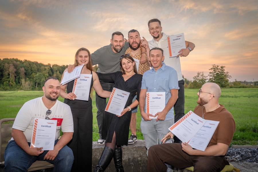 Une bonne raison de célébrer à Wangen an der Aare : les diplômées et diplômés présentent fièrement leurs certificats.