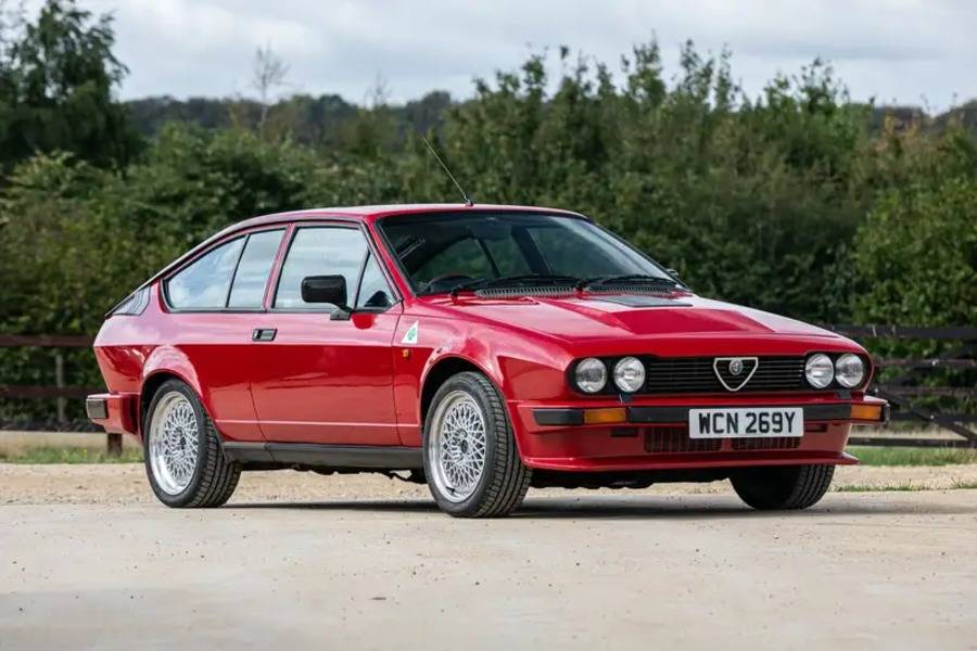 Der Alfa Romeo GTV6 ist der klassisch stärkste Kandidat des Trios: Busso-V6, Transaxle und Giugiaros Keilform funktionieren auch ohne Prominentenbonus.