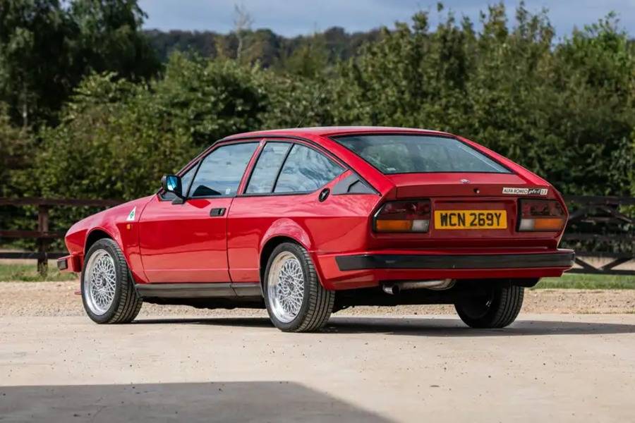 Clarkson fuhr den roten GTV6 für «The Grand Tour» auf der schottischen North Coast 500. Die Fernsehprovenienz macht aus dem Achtzigerjahre-Coupé ein Stück Popkultur.