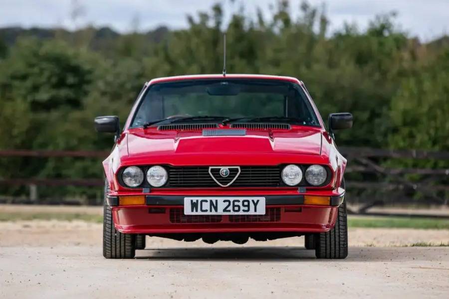 Vier Rundscheinwerfer, schmale Carrosserie und der typische Alfa-Schildgrill: Der GTV6 brauchte nie Fernsehschminke, um aufzufallen.