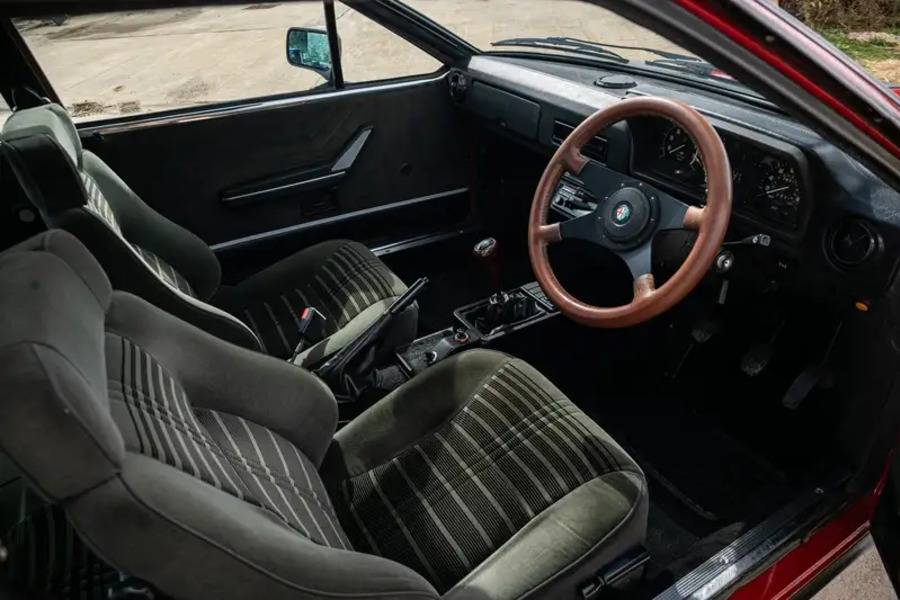 Holzlenkrad, Handschaltung und Stoffpolster versetzen den Fahrer direkt in die Achtziger – einschliesslich der eigenwilligen italienischen Ergonomie.