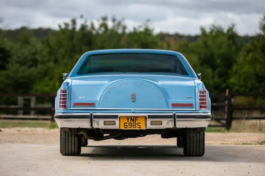 Das senkrechte Heck und die Reserveradattrappe tragen so dick auf, wie es nur ein Luxus-Coupé der späten Siebziger darf. Bescheidenheit war anderswo serienmässig.