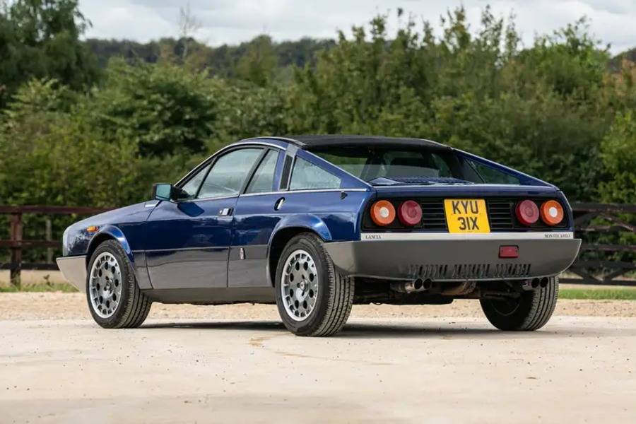 Feux arrière de Ferrari 308, quatre sorties d’échappement et roues d’Integrale : ce que les puristes considèrent comme une faute de goût rend précisément la Lancia immédiatement reconnaissable aux yeux des fans.