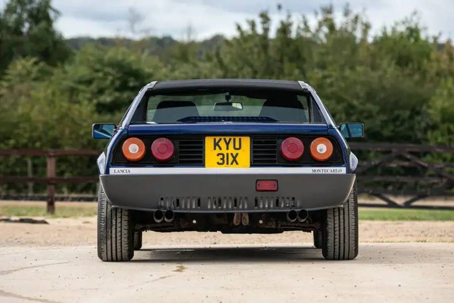 Les quatre sorties d’échappement et les feux de Ferrari 308 racontent davantage le dernier voyage de Clarkson avec Hammond et May que la production en série de Lancia à l’époque.