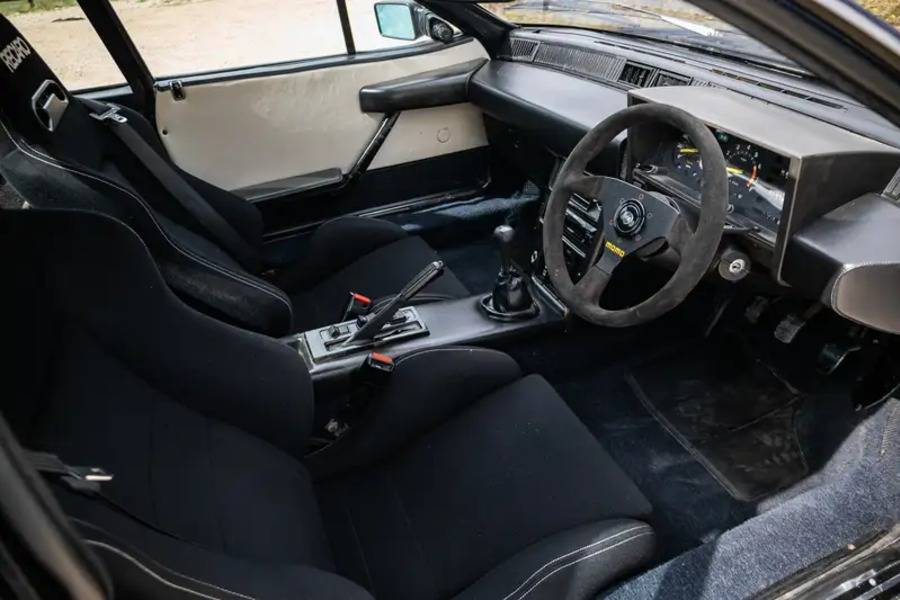 Sièges Recaro et volant sport caractérisent cet intérieur dépouillé. Ici, l’histoire documentée à l’écran compte autant que l’état de la classique.