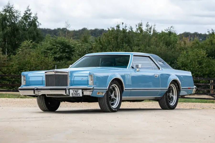 Près de 5,85 mètres d’exubérance américaine : la Lincoln Continental Mark V transformait les petites routes écossaises en véritable problème d’espace.