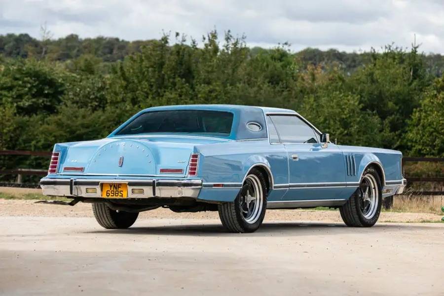 La Lincoln tient moins de la sportive classique que de l’accessoire de cinéma roulant. Ce mélange de luxe, d’absurdité et d’histoire télévisuelle pourrait précisément séduire les enchérisseurs.