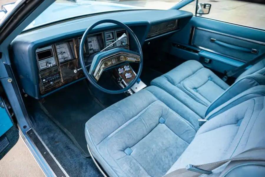 Velours bleu, équipements électriques et dimensions de salon : Clarkson découvrit dans la Lincoln l’antithèse luxueuse de la sportive européenne.