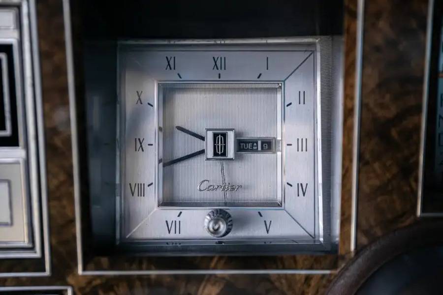 La pendulette Cartier du tableau de bord fascinait déjà Clarkson pendant l’émission. Elle appartient désormais à l’histoire télévisuelle documentée de la voiture.
