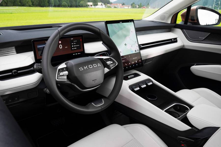 Klar gegliedert und angenehm wohnlich: Das Cockpit kombiniert ein kompaktes Fahrerdisplay mit dem erstmals vertikal angeordneten 13,6-Zoll-Touchscreen. Für zentrale Klimafunktionen bleiben echte Schalter erhalten.