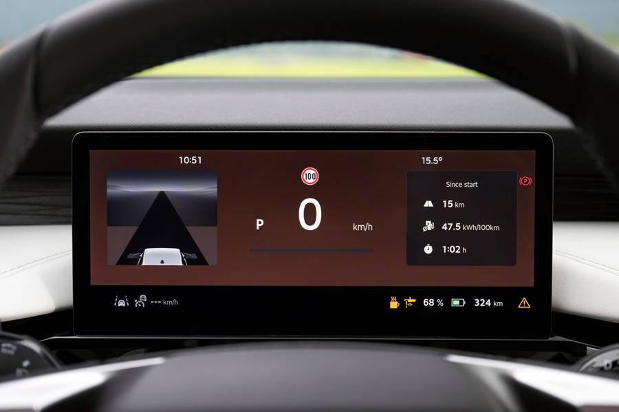 Das digitale Fahrerdisplay zeigt Tempo, Assistenzsysteme, Batteriestand und Reichweite auf einen Blick. Der eingeblendete Kurzstreckenverbrauch nach lediglich 15 Kilometern ist naturgemäss kein belastbarer Testwert.
