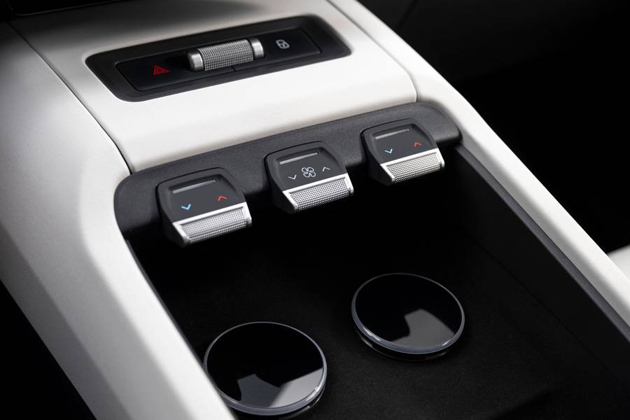 Drei griffige Wippen regeln die Temperaturen für Fahrer und Beifahrer sowie die Gebläsestärke. Darüber sitzen Lautstärkewalze, Warnblinker und Zentralverriegelung. Bedienung ohne Touchscreen-Zirkus.