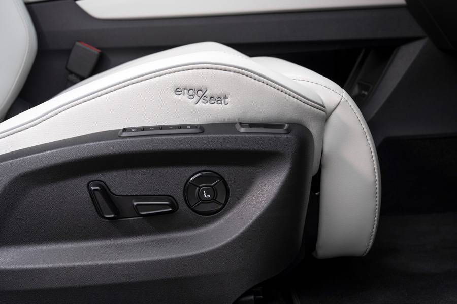 Die optionalen Ergo-Sitze sind elektrisch einstellbar und im Maxx-Paket unter anderem mit Belüftung, Massagefunktion und ausfahrbaren Beinauflagen erhältlich. Auf der Fahrt nach München überzeugten sie vor allem mit hohem Langstreckenkomfort.