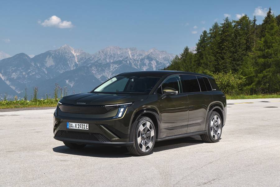 Die Aufnahme zeigt den heckgetriebenen Peaq 90 in Olibo Grün Metallic Spezial; unser Testwagen war der äusserlich nahezu identische 90x. Fast 4,90 Meter Länge und bündige Türgriffe sorgen bei beiden für Präsenz.