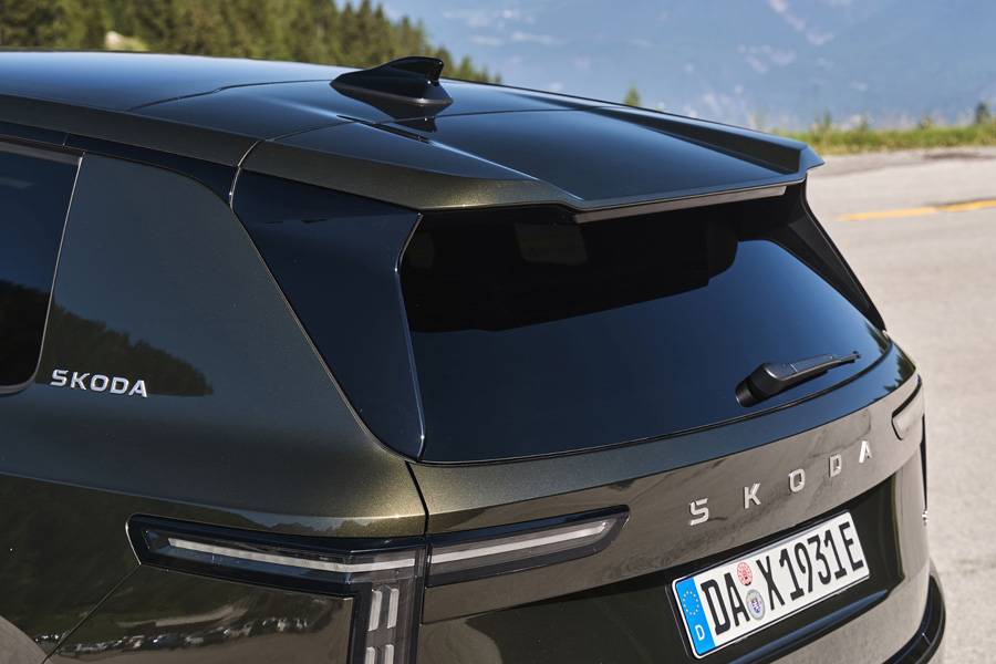 Dachspoiler, seitliche Luftabrisskanten und sauber integrierte Leuchten sind Teil der Aerodynamikarbeit. Das Ergebnis wirkt sachlich. Keine Showbühne, aber auch kein Lieferwagenheck.