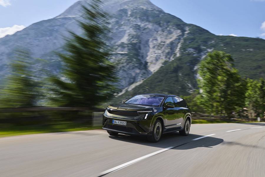 Beim 90x lassen sich knapp 2,5 Tonnen nicht wegdiskutieren. Trotzdem bleibt das grosse Elektro-SUV auf kurvigen Abschnitten berechenbar, ruhig und komfortabel – genau dort liegt seine Stärke.