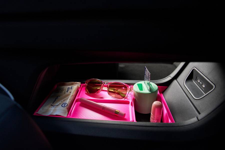 Même les petits objets disposent de leur place attitrée. Le rangement accueille les accessoires de voyage, tandis que deux prises USB-C alimentent simultanément les appareils emportés. Rien de spectaculaire. Voilà pourquoi c’est utile
