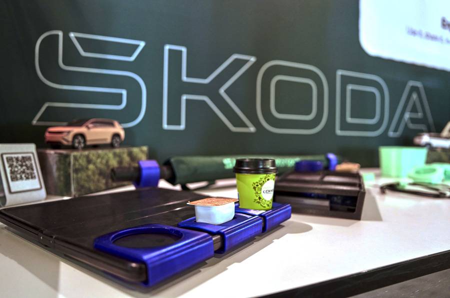 La tablette pliante rangée dans la Jumbo Box entre les sièges avant appartient au pack Maxx. Une fois déployée, elle accueille boissons et petite collation : énormément de Skoda sur une surface étonnamment réduite.