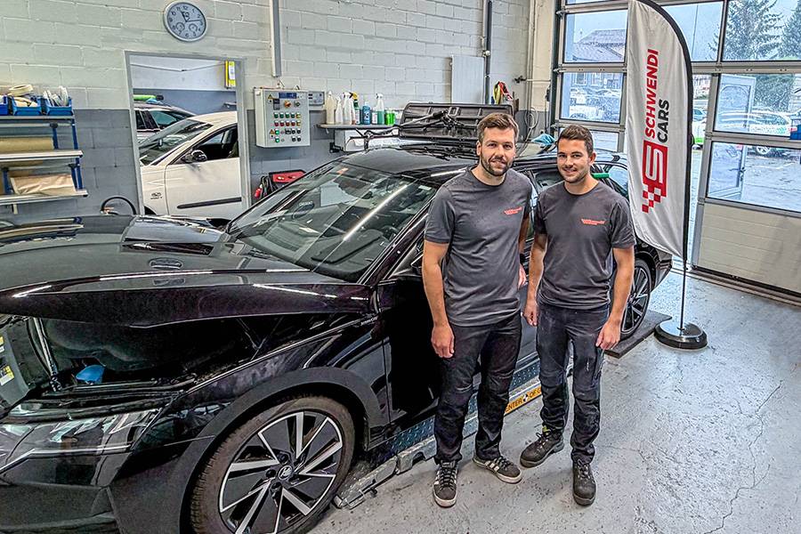 Un carnet de commandes bien rempli, mais une pression croissante : à Aadorf, Schwendi Cars critique un pilotage des sinistres qui oriente la clientèle vers certains ateliers partenaires, par le biais de restrictions dans le choix du réparateur et de franchises supplémentaires.