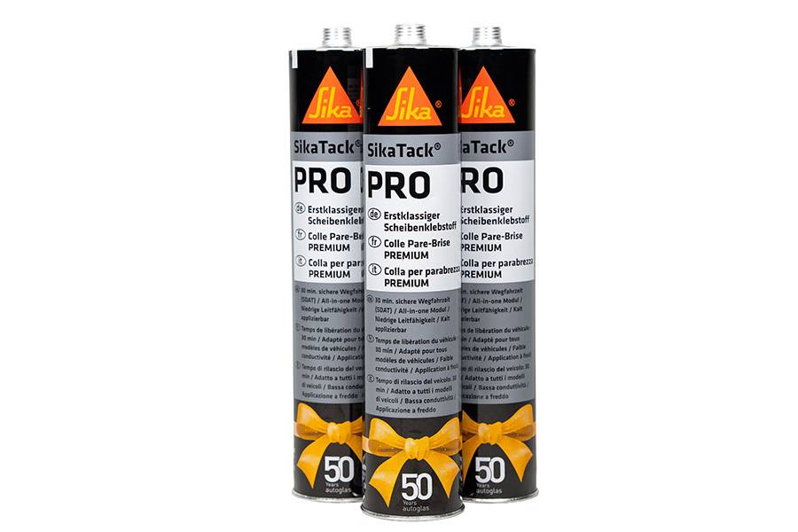 « Sika Tack Pro » en tenue d’anniversaire: la colle pour vitrages éprouvée reste techniquement inchangée, mais sa cartouche de 300 ml arbore, à l’occasion des 50 ans de collaboration, un design spécial avec ruban doré et logo anniversaire.