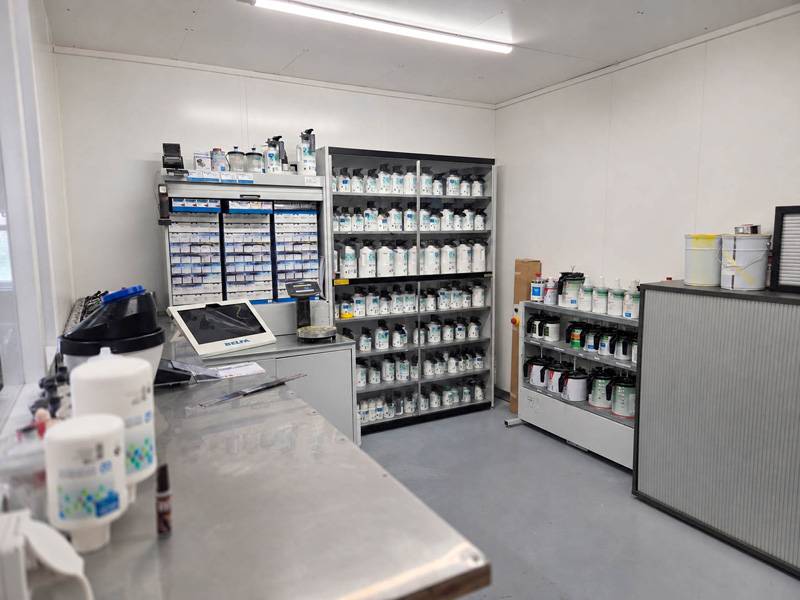 Im komplett eingerichteten Mischraum wird nichts dem Zufall überlassen: Hier entsteht der gewünschte Farbton exakt nach Vorgabe – präzise gemischt, kontrolliert und bereit für den Einsatz am Fahrzeug.