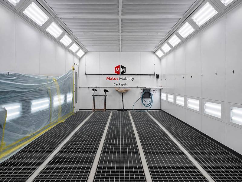 Sauber, hell und bestens ausgeleuchtet: In der Lackierkabine erhält der zuvor präzise gemischte Farbton seinen grossen Auftritt – unter kontrollierten Bedingungen und mit dem nötigen Blick fürs Detail.