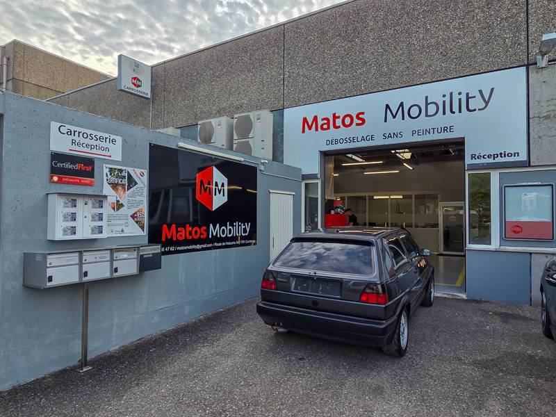 L’entrée réservée à la clientèle est bien marquée – tandis qu’une flèche rouge dirige les personnes autorisées directement vers l’atelier de peinture.