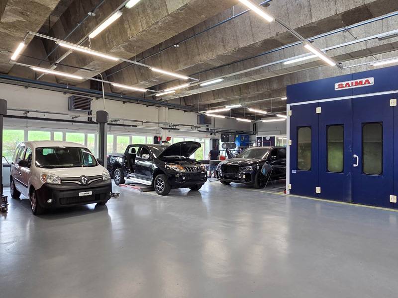 Clair, ordonné et généreusement dimensionné : l’atelier offre d’excellentes conditions de travail – bien éclairé, spacieux, avec des déplacements réduits autour des véhicules.
