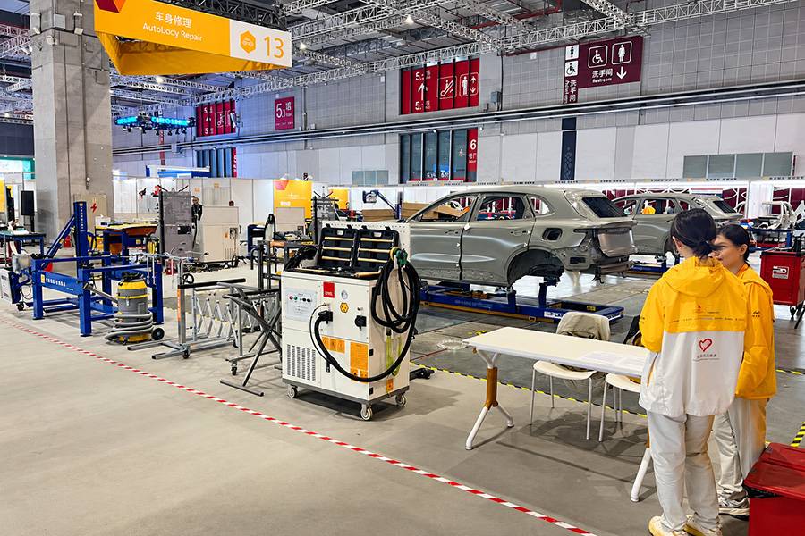 C’est ici que bat le cœur de tôle des Mondiaux des métiers : le concours des carrossiers-tôliers occupe la halle 13. Entre bancs de redressage, postes à souder et carrosseries mises à nu règne cette tension concentrée qui ne trompe pas : chaque geste compte.