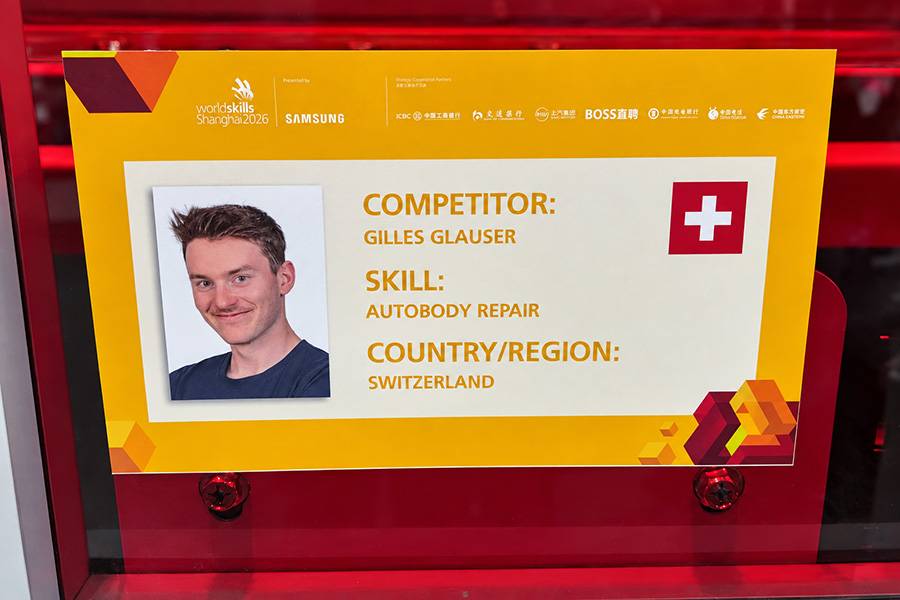 Un poste suisse et un message sans détour : « Gilles Glauser, Autobody Repair, Switzerland ». Derrière cette pancarte l’attendent quatre jours de compétition, des réparations exigeantes et une confrontation directe avec les meilleurs jeunes carrossiers-tôliers du monde.