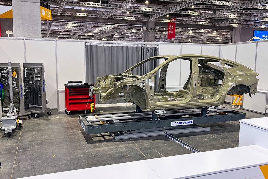 À nu jusqu’à la tôle : la carrosserie brute résume les exigences du concours de Shanghai. Mesurer, redresser, découper, puis réassembler au millimètre près – les erreurs n’ont ici guère d’endroit où se cacher.