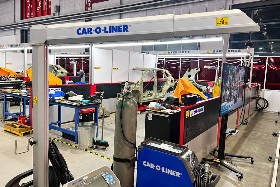 La précision érigée en système : les carrossiers-tôliers travaillent notamment avec la technologie de « Car-O-Liner ». Bancs de redressage et systèmes de mesure font autant partie du métier que le poste à souder, les outils et l’œil exercé capable de repérer le dernier dixième de millimètre.