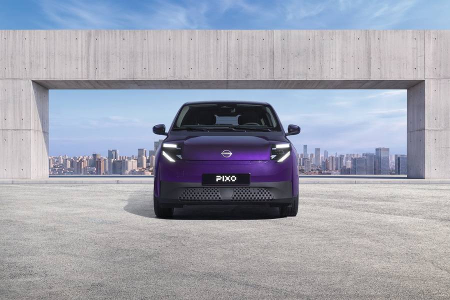 Klare Kante für die City: Die Front des neuen Nissan Pixo prägen pixelartige Leuchtelemente und das von Nissan «Robot Face» genannte Design.