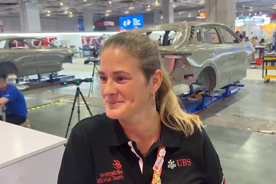 Diana Schlup accompagne le carrossier-tôlier Gilles Glauser en qualité de coach lors des WorldSkills 2026 à Shanghai.