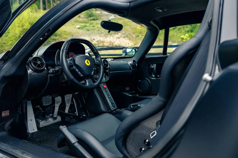 Das Cockpit des Enzo: ein eng geschnittenes Fahrerumfeld mit Ferrari-Lenkrad und zentralem Schalthebel.