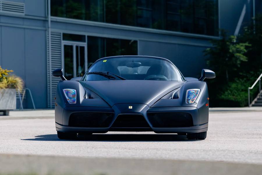 Frontalansicht des matt-schwarzen Ferrari Enzo mit seiner tief gezogenen Nase.