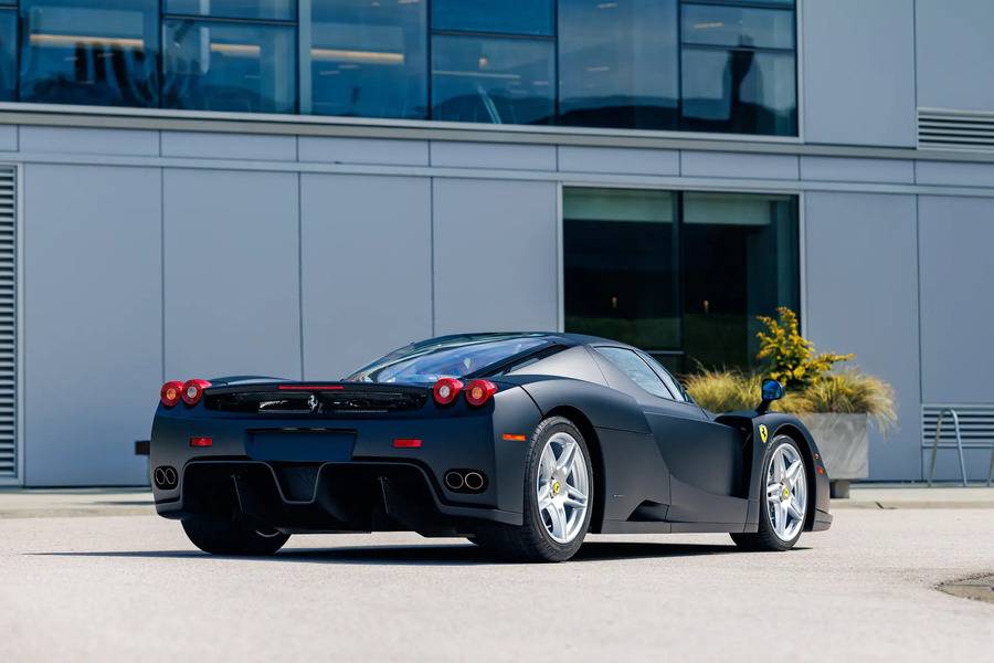 Heck und Flanke des Ferrari Enzo in einer ruhigen Dreiviertelansicht.