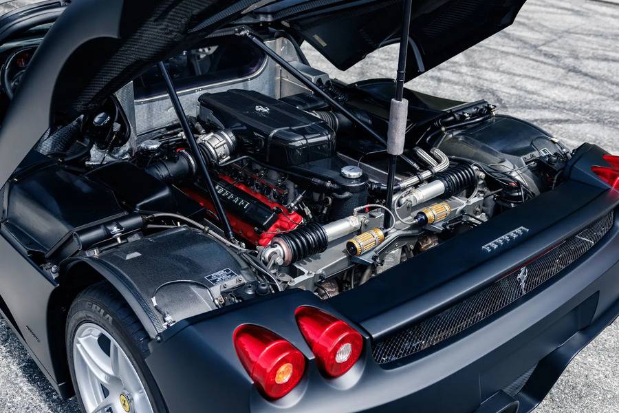 Sous le vaste capot arrière se trouve le V12 atmosphérique de la Ferrari Enzo.
