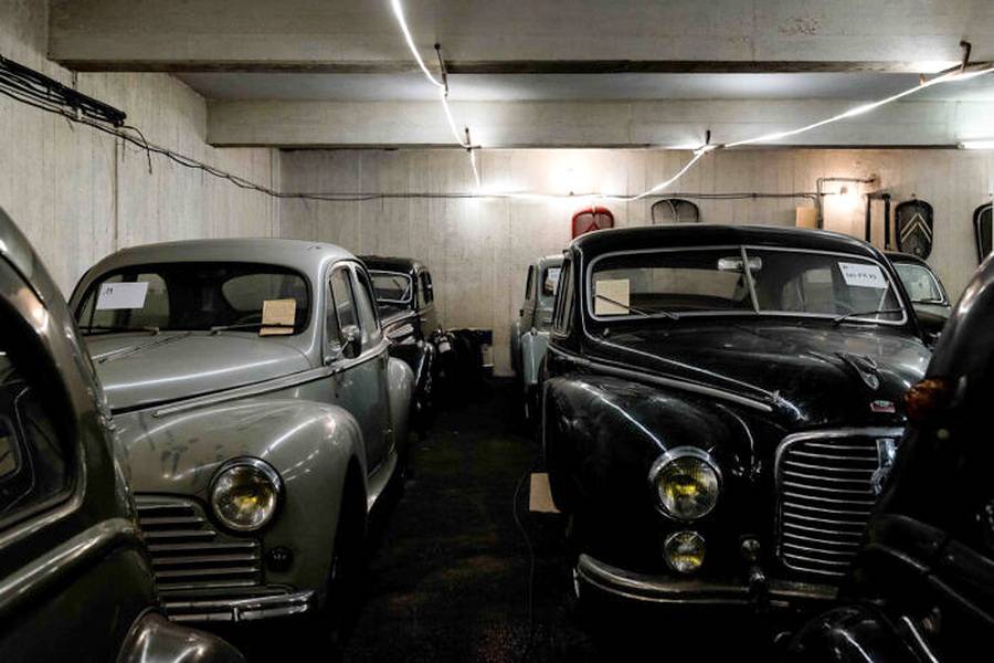 Ein Blick auf die markanten Fronten der abgestellten Klassiker. Im Auktionsbestand sind unter anderem Peugeot und Hotchkiss vertreten. Welche Lose hier zu sehen sind, muss der vollständige Katalog zeigen.