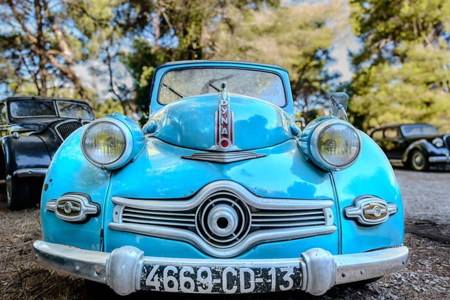 Die offene Panhard Dyna X86 ist eines der seltenen Stücke der Sammlung. Maison Pline beschreibt sie als zweitüriges Cabriolet. Angaben zu Zustand und Originalsubstanz stehen noch aus.