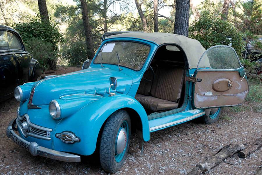 Die Seitenansicht zeigt die ungewöhnliche, offene Karosserie der Panhard Dyna X86. Laut Fachbericht soll sie noch ihre ursprüngliche Zulassung haben; die Dokumentation bleibt zu prüfen.