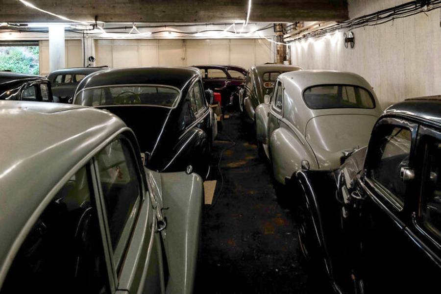 Berlines et véhicules utilitaires sont garés au coude-à-coude. La collection rassemble des marques et des modèles français issus de plusieurs décennies ; l’identification précise des voitures visibles ici reste encore à établir.