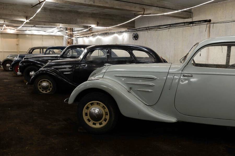 Cette vue de côté révèle plusieurs élégantes silhouettes d’avant-guerre. La collection comprend des Peugeot 202, 302 et 402 ainsi que différentes Hotchkiss. L’identification certaine de chaque voiture photographiée n’est pas encore disponible.